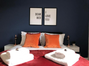 Free parking, free wifi, city centre, contractor and family friendly